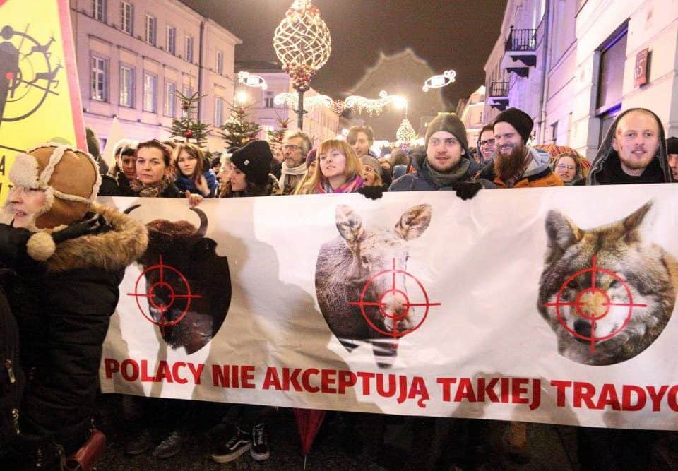 Protest "Nie dla Rzeczpospolitej Myśliwskiej!" przed siedzibą główną Polskiego Związku Łowieckiego, Warszawa 5 stycznia 2018. Protesty odbyły się także w 7 innych miastach: Gdańsku, Krakowie, Lublinie, Łodzi, Poznaniu, Toruniu i Wrocławiu.