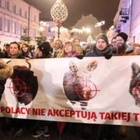 Protest "Nie dla Rzeczpospolitej Myśliwskiej!" Protest "Nie dla Rzeczpospolitej Myśliwskiej!" przed siedzibą główną Polskiego Związku Łowieckiego, Warszawa 5 stycznia 2018. Protesty odbyły się także w 7 innych miastach: Gdańsku, Krakowie, Lublinie, Łodzi, Poznaniu, Toruniu i Wrocławiu.